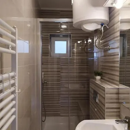 1 Apartment *
