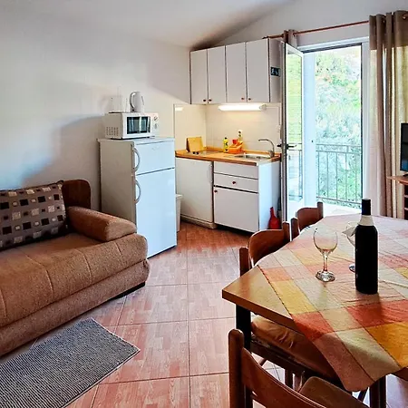 1 Apartment *
