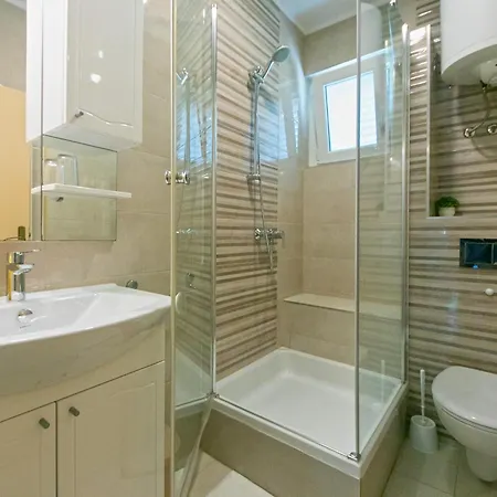 1 Apartment *